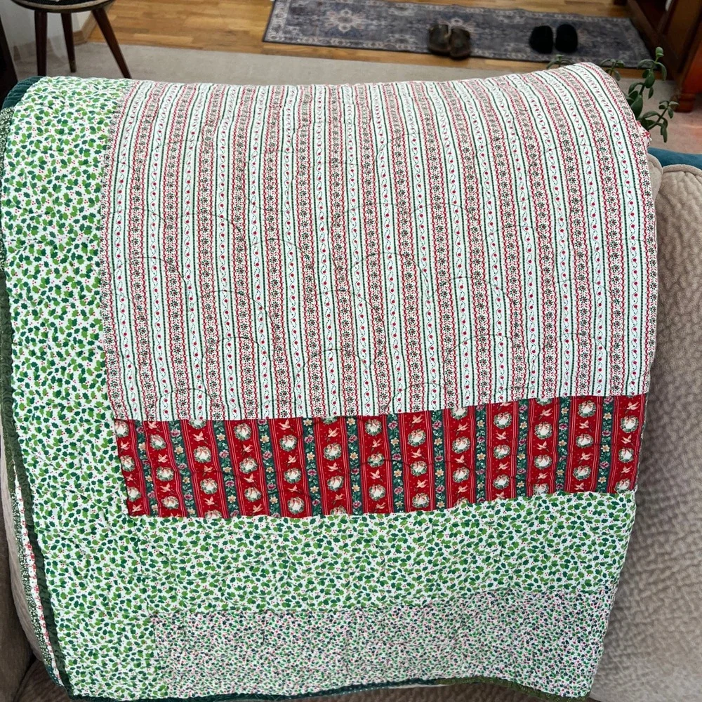 Handmade Quilted Throw Blanket‎ Winter Cabin Scene Green Red Christmas Theme
